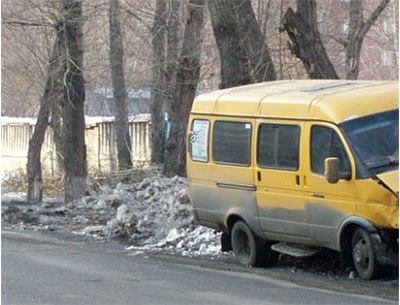 В Волгограде  маршрутка разбилась о дерево