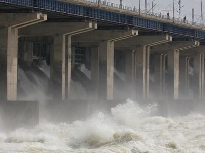 Волжская ГЭС работает в режиме максимальных водных сбросов
