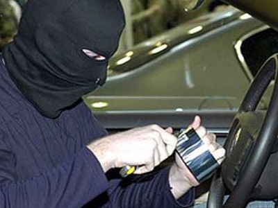 В Волгограде преступники обчистили двух автовладельцев