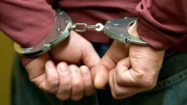 Под Волгоградом вандал написал нецензурные слова на фасаде школы