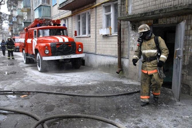 В Волжском пожар в пятиэтажке выгнал на улицу 10 жильцов