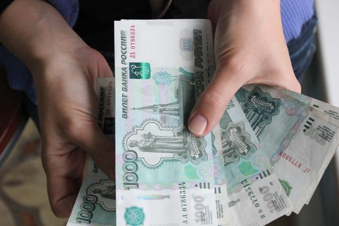 Суд обязал женщину-пристава из Волгоградской области вернуть взятку