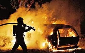 У дома в Волгограде сожгли внедорожник и «Волгу»