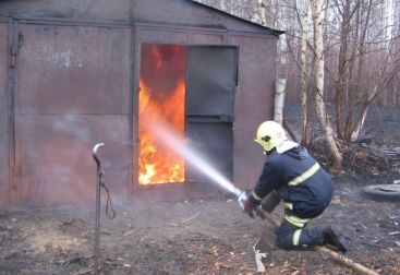 В Волгограде сгорел гараж вместе с автомобилем
