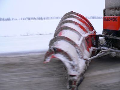 Трассы Волгоградской области очищают от снега в штатном режиме