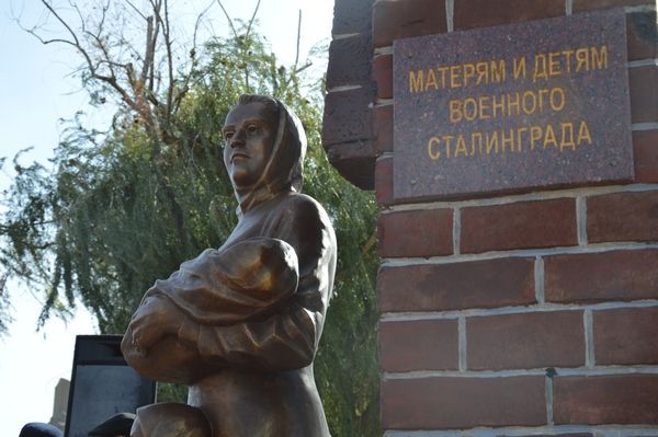 К мемориалу «Матерям и детям военного Сталинграда», открытому в Волжском, возложили цветы