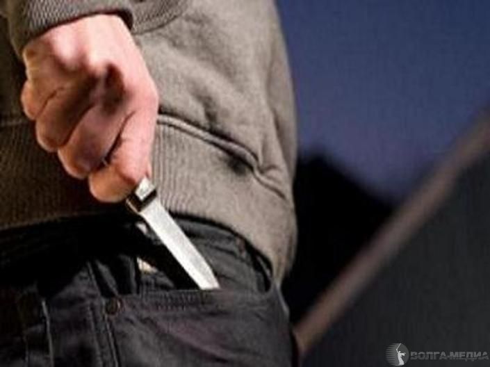 Сотрудник павильона сотовой связи в Волгограде пытался зарезать свою мать