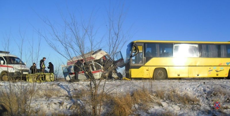 Трое пассажиров скорой пострадали в ДТП с автобусом под Волгоградом
