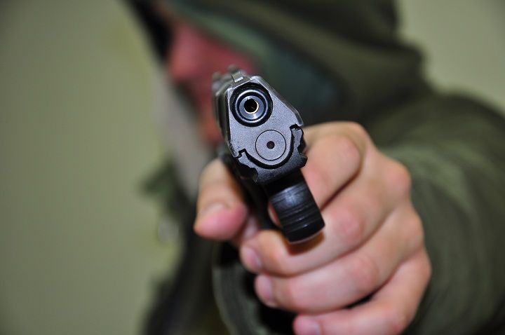 На севере Волгограда на школьника напали с пневматическим пистолетом