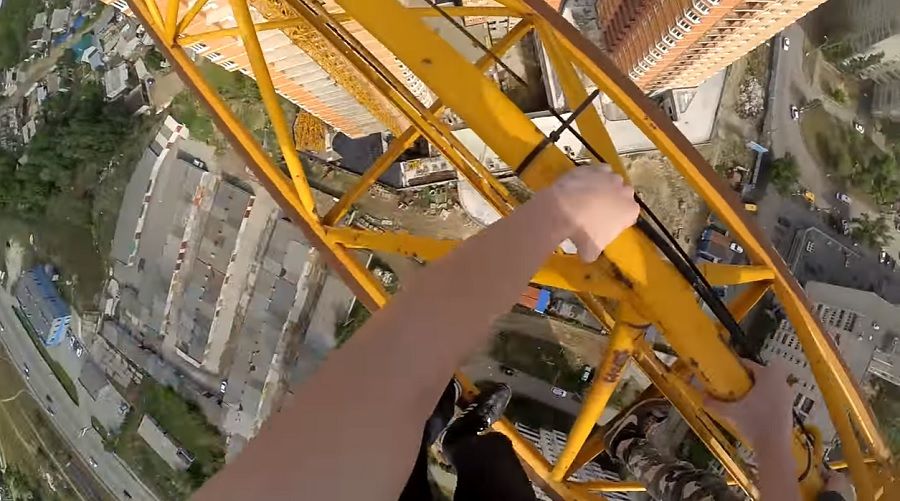 Руферы в Волгограде сняли видео на высоте 115 метров