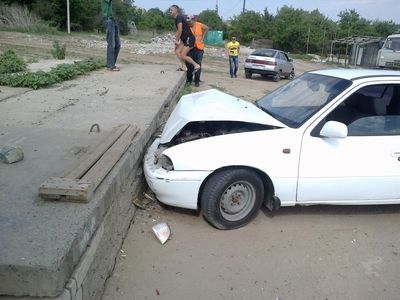 Пенсионер на иномарке врезался в бетонную плиту в Волгограде