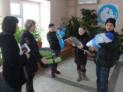 В Волгограде новорожденные уехали из роддома в автокреслах