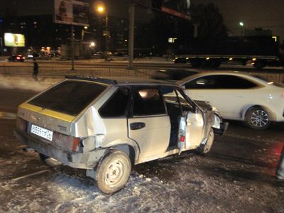 Женщина на «девятке» снесла дорожное ограждение