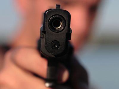 Под Волгоградом мужчина напал на школьника с пистолетом