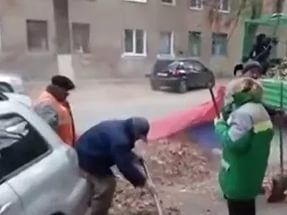 Полиция Волгограда даст правовую оценку использованию флага РФ в качестве мешка для мусора
