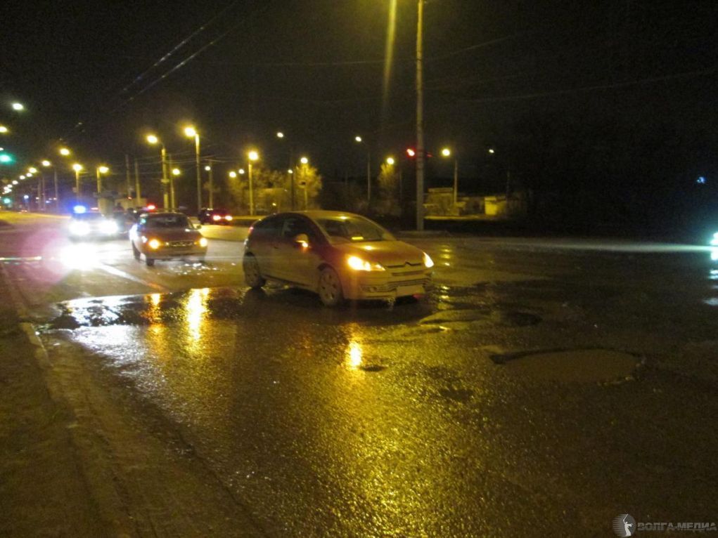 В Волгограде водитель спецтехники на иномарке устроил ДТП: есть пострадавшие