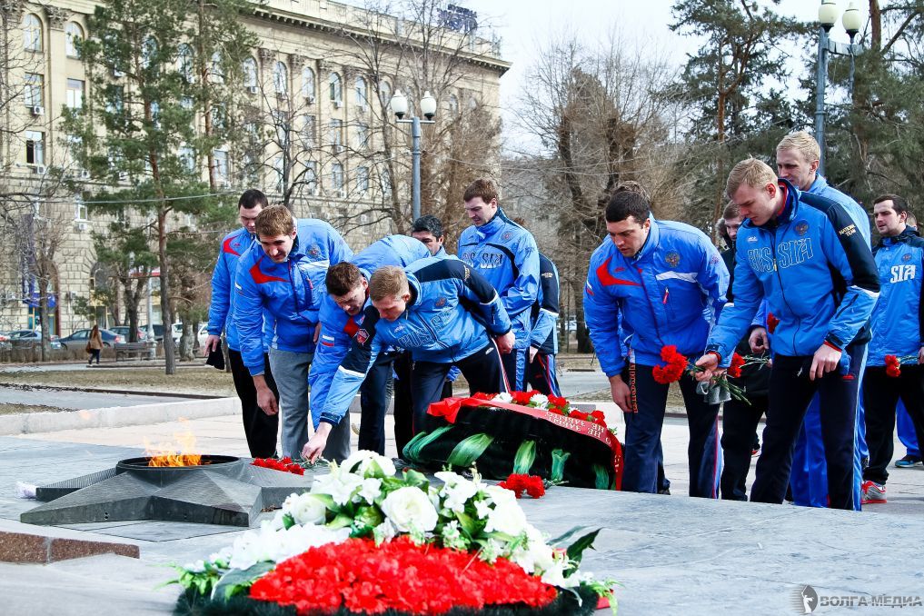 Российские ватерполисты в Волгограде прервали тренировки, чтобы побывать у Вечного огня