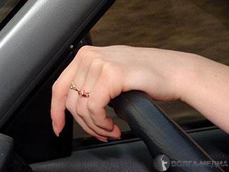У волжанки в день рождения приставы отобрали авто за долги