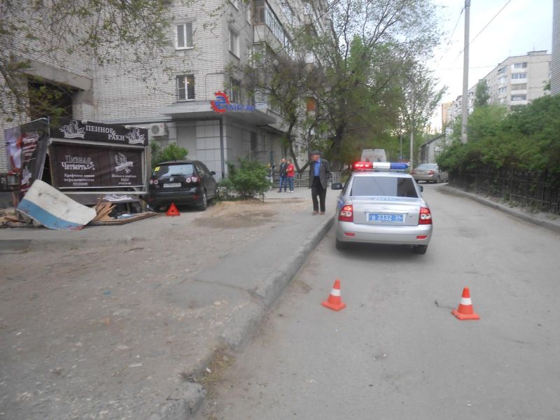 Волгоградская автоледи снесла пивной павильон: два человека ранены (фото)