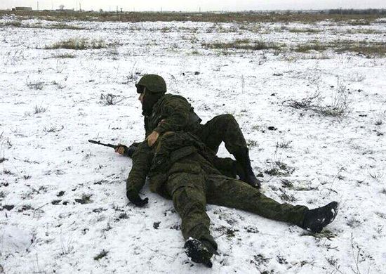 Военные медики эвакуировали раненых на поле боя под Волгоградом