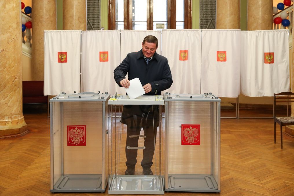 Андрей Бочаров проголосовал на участке в Волгоградском планетарии
