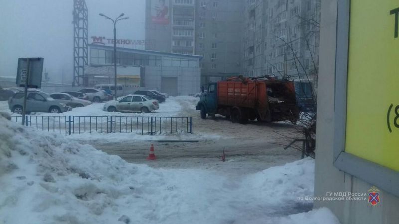 Мусоровоз ударил иномарку и сбил школьника 12 лет во дворе Волгограда