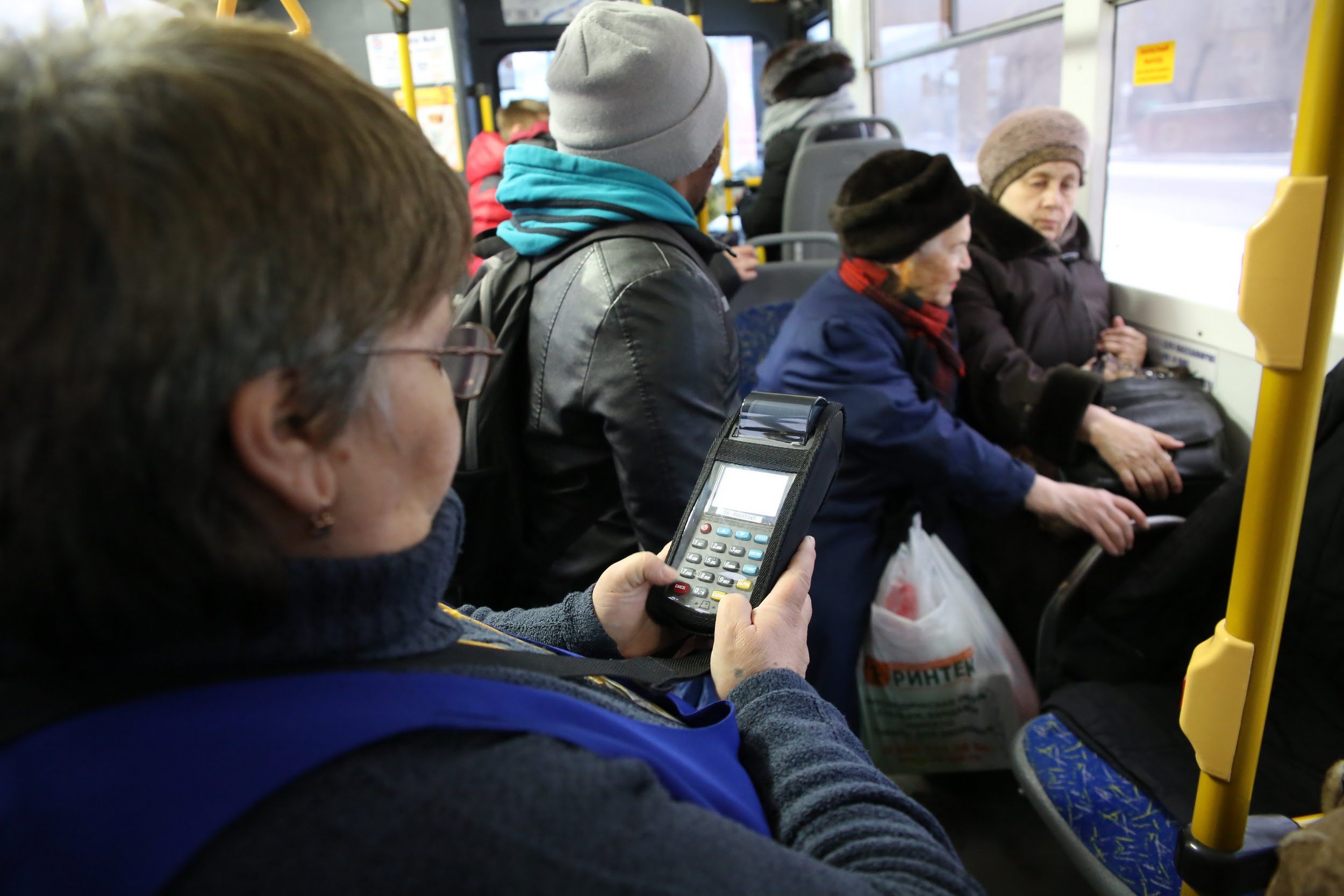 Льготные проездные для детей. Женщины в общественном транспорте. Льготный проезд. Проездной льготника.