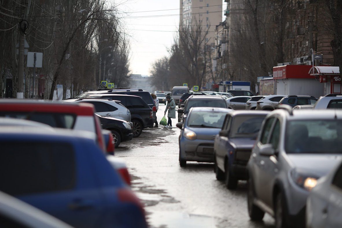 Водители сообщают о пробке на западе Волгограда