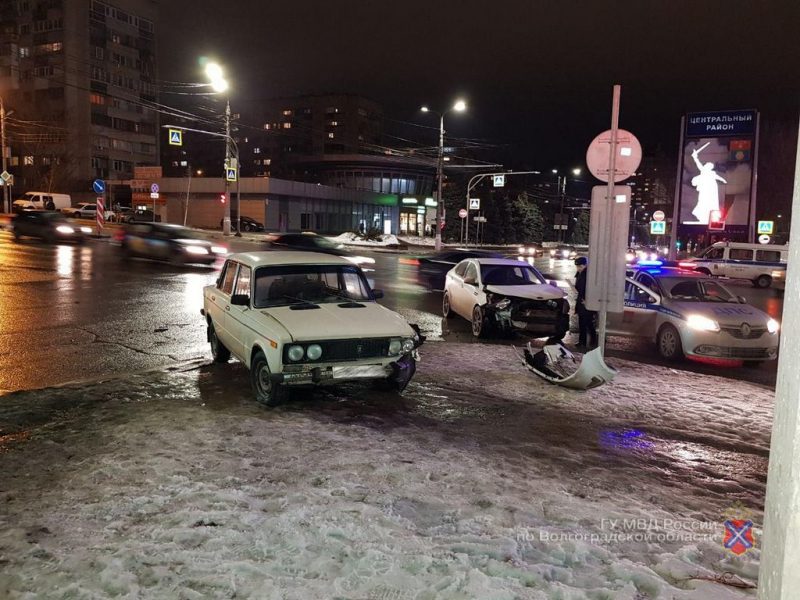 В центре Волгограда ВАЗ столкнулся с иномаркой: есть пострадавший