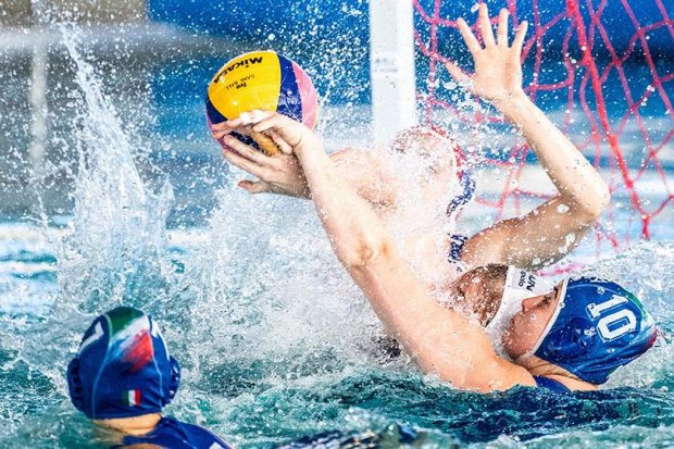 Российские ватерполистки в финале Кубка Европы уступили чемпионкам