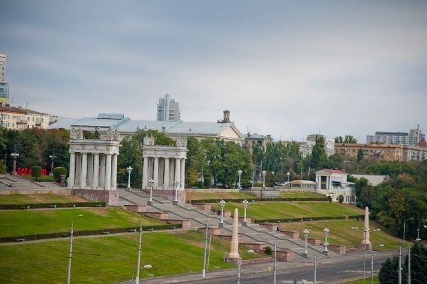 Андрей Бочаров проводит инспекцию работ на Центральной набережной