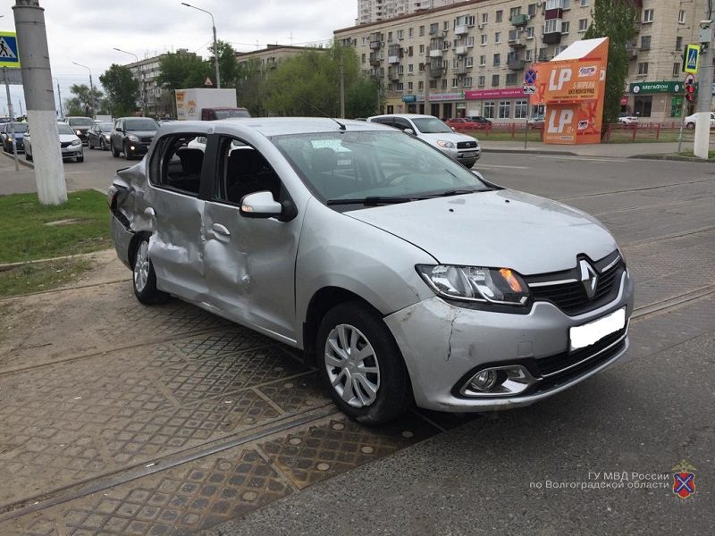 В центре Волгограда столкнулись КамАЗ и «Рено»: четыре человека в больнице