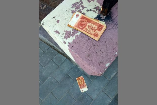 В центре Волгограда мужчина разбрасывал советские деньги
