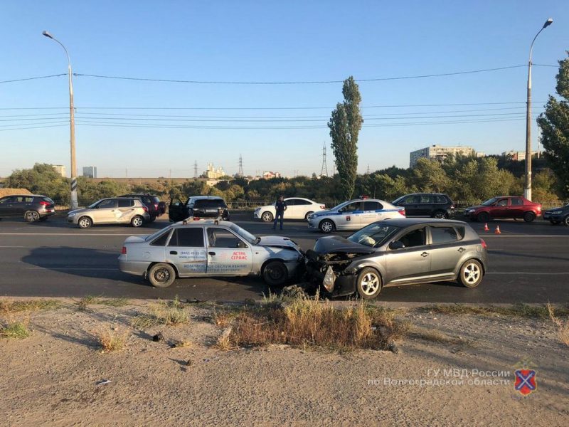 Волгоградка устроила массовое ДТП в Ворошиловском районе