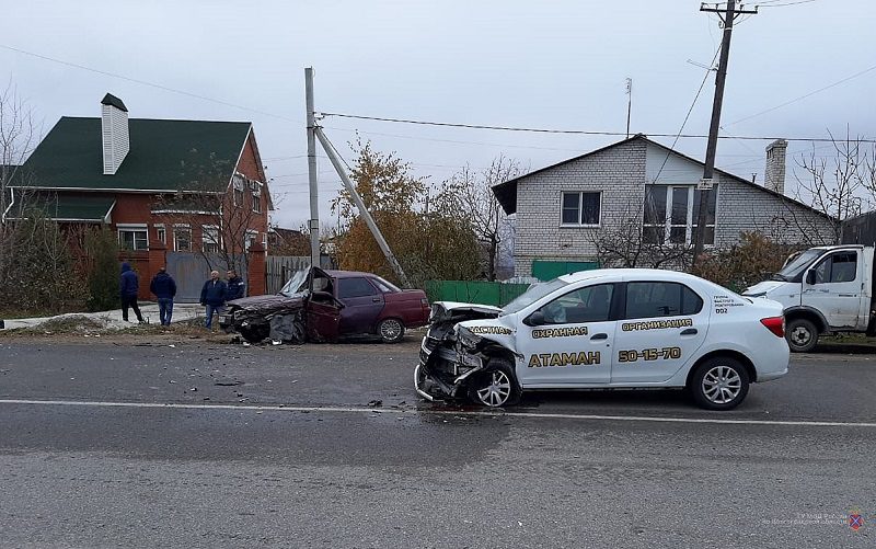 В аварии на юге Волгограда пострадали 3 человека