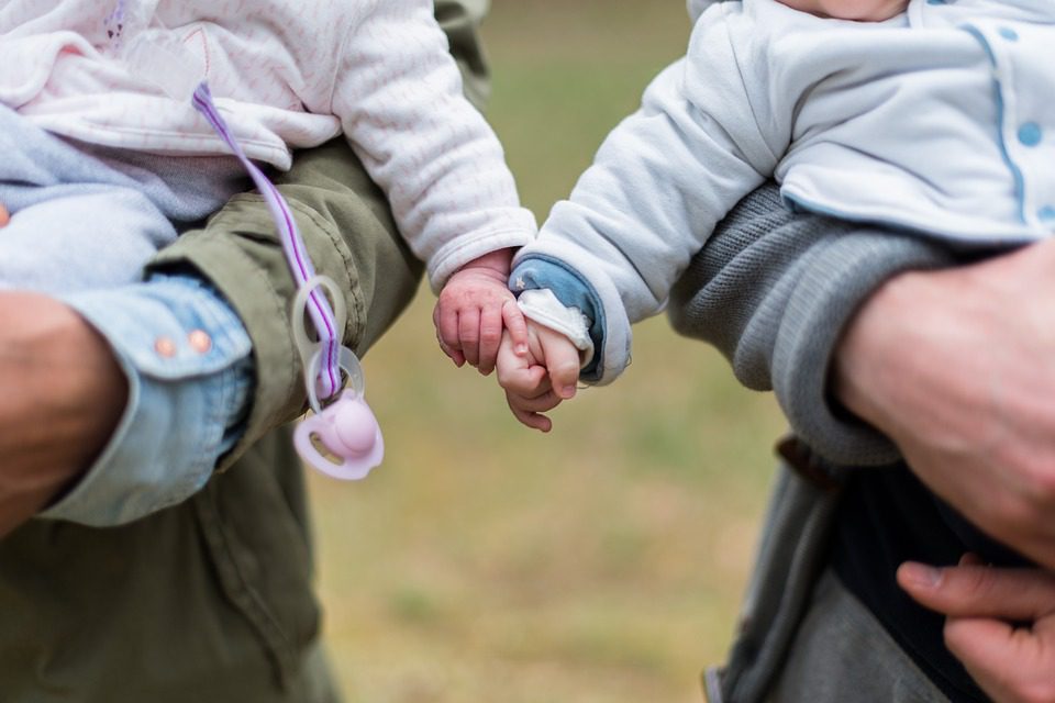 Как родителям правильно воспитывать близнецов