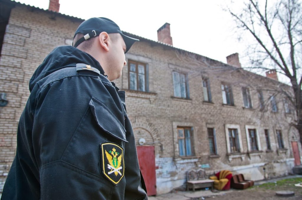 У волгоградской клиники приставы изъяли имущество за долги