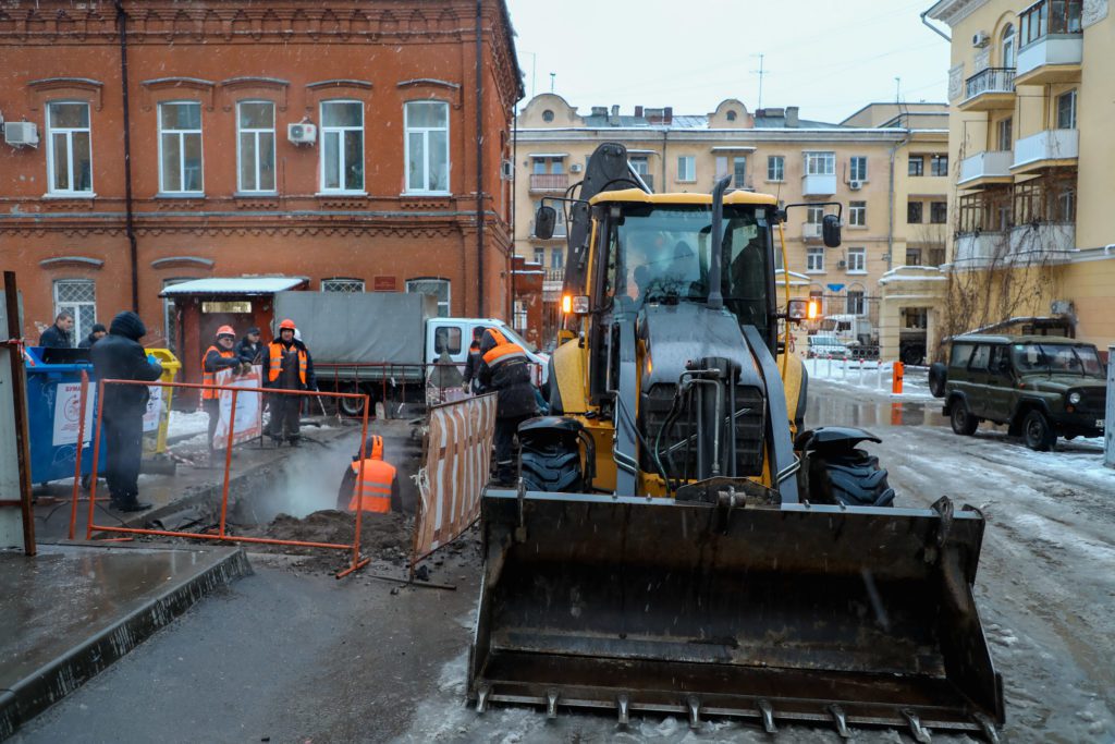 Ремонтные работы на месте прорыва трубы в Волгограде завершатся ночью