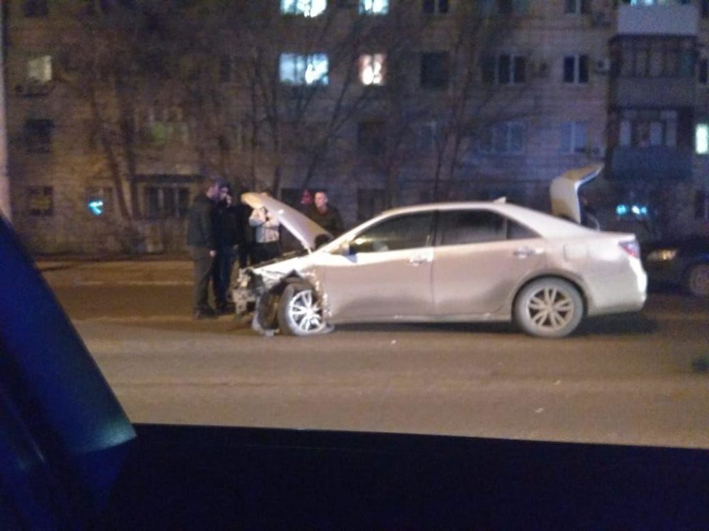 На западе Волгограда лоб в лоб столкнулись две легковушки