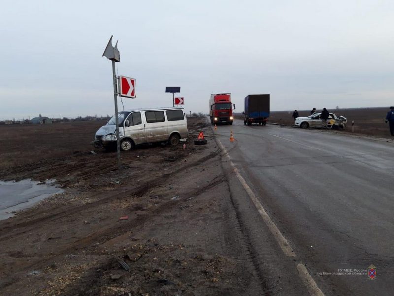 Под Волгоградом иномарка врезалась в «газель»: два человека в больнице