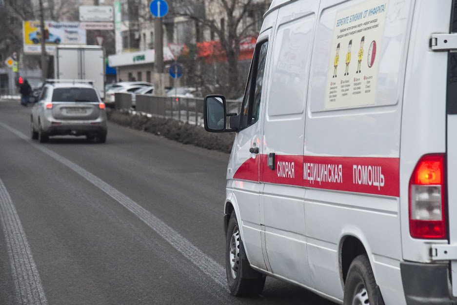 Очевидцы: на западе Волгограда из окна высотки выпал мужчина