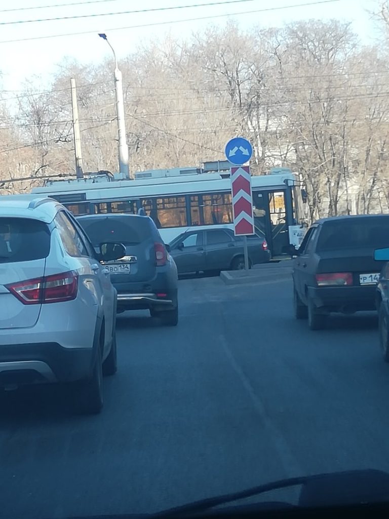 На севере Волгограда легковой автомобиль врезался в троллейбус
