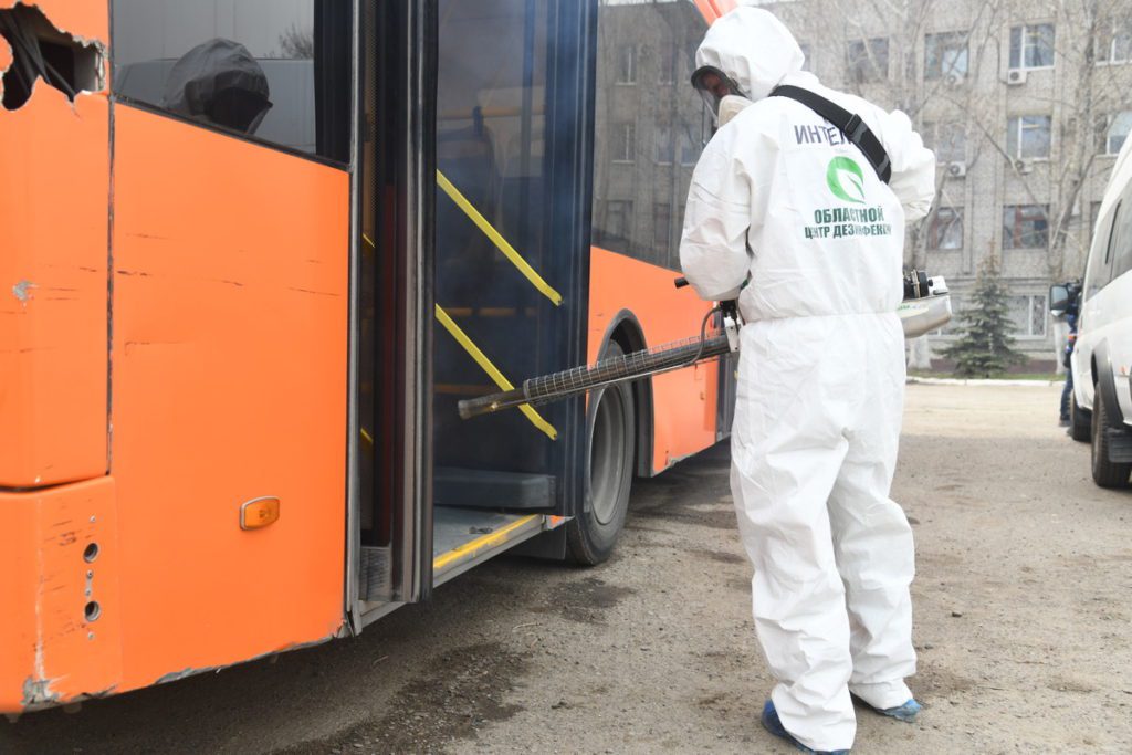 В Волгограде для защиты пассажиров от коронавируса обрабатывают автобусы