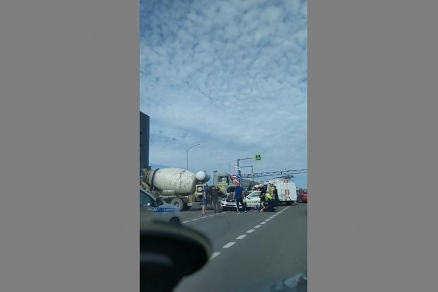 На западе Волгограда грузовик подмял под себя иномарку