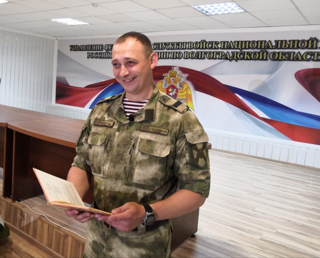 Волгоградские росгвардейцы прочитали сказки детям