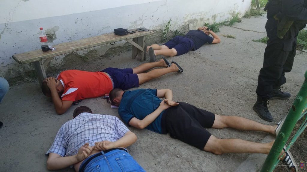 Четверо вооружённых лжеправоохранителей ограбили волгоградца