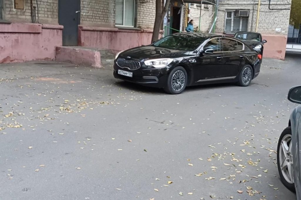 Андрей Бочаров первым передал служебный автомобиль медикам в Волгограде