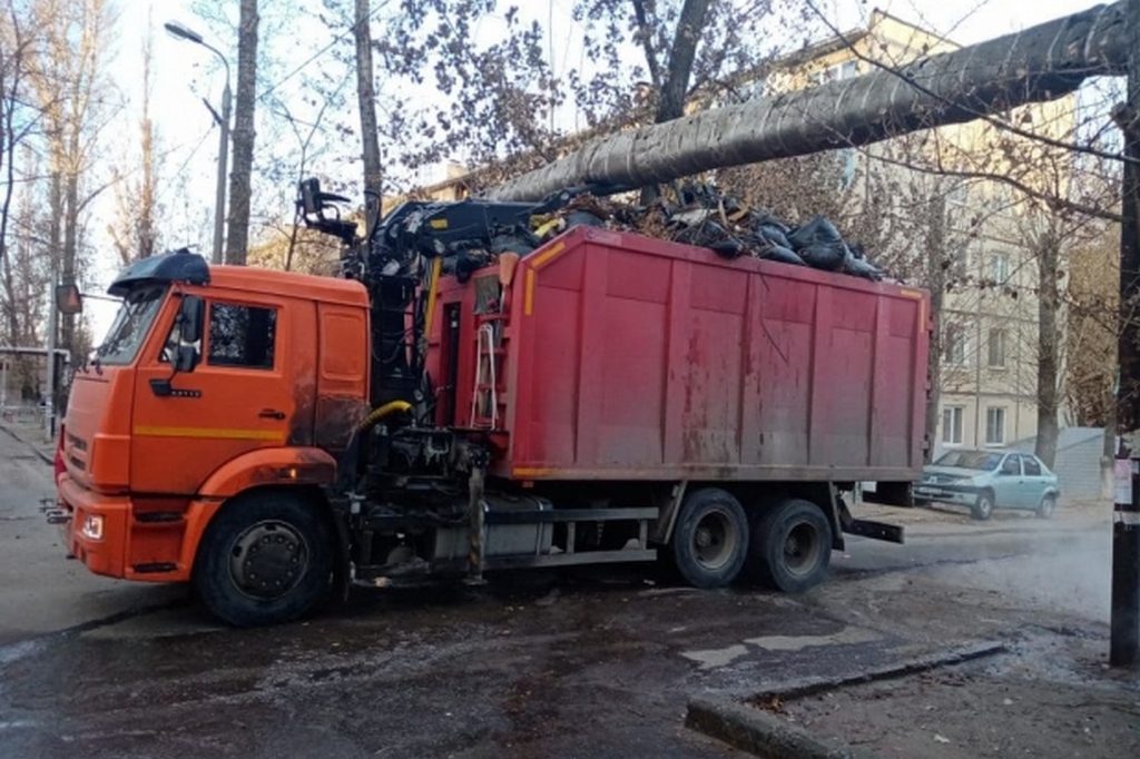 На западе Волгограда мусоровоз повредил трубопровод с теплоносителем