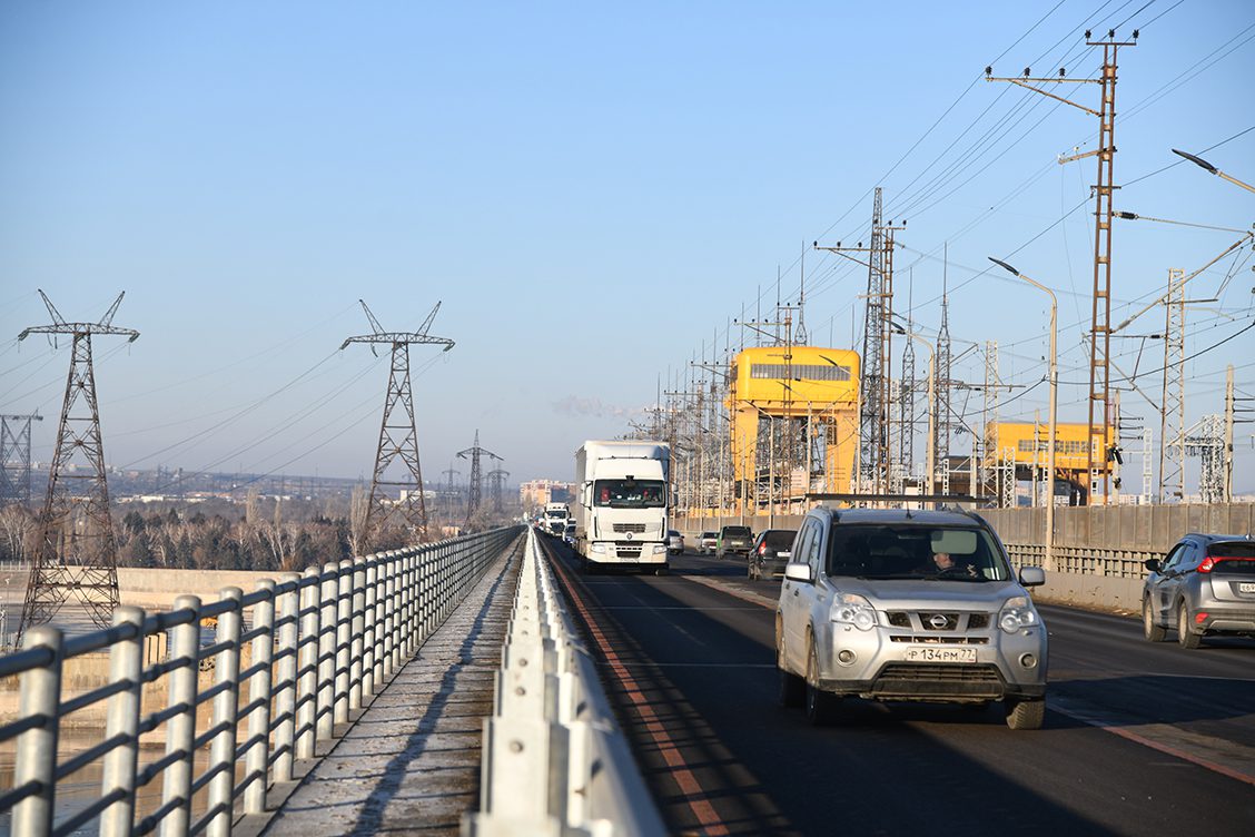 Движение на новом мосту. Мост ГЭС Волгоград. Мост Волгоград Волжский. Фото Волжской ГЭС Волгоград. Реверсивное движение в Волгограде.