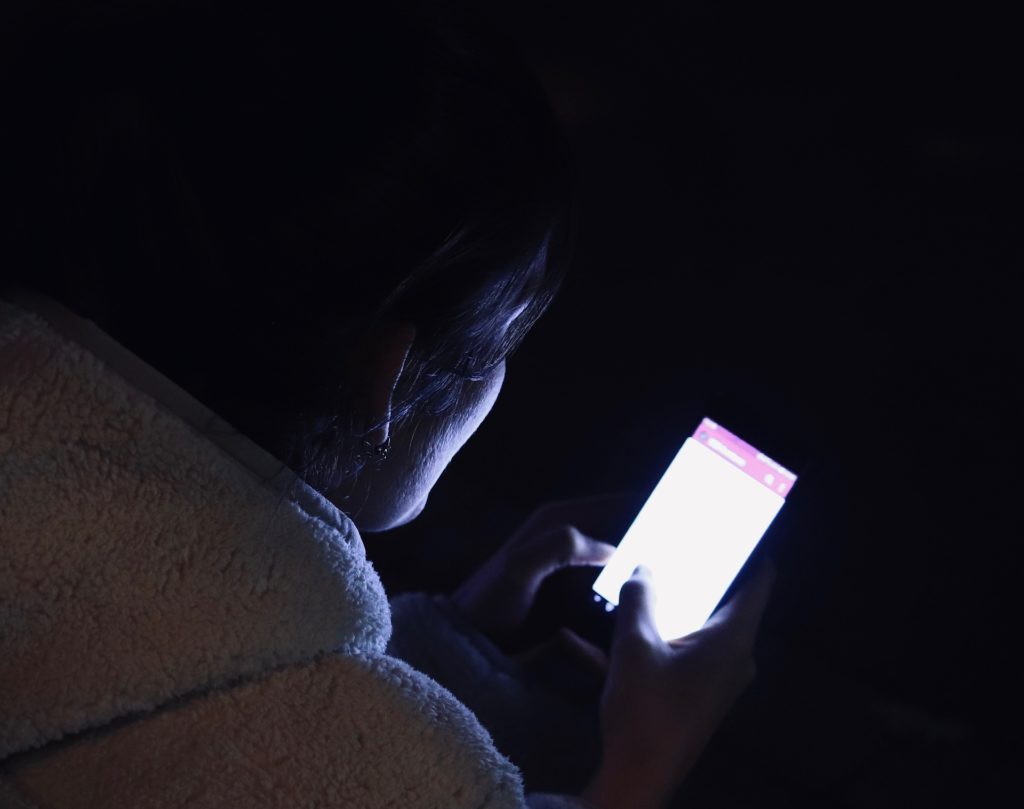 Эксперт рассказал, опасно ли оставлять смартфон возле кровати ночью